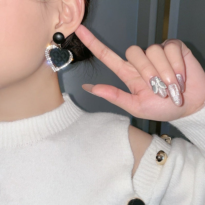 Schwarze Herzohrringe aus Gold